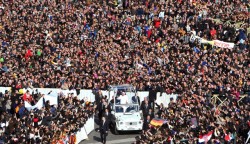 Una marea di folla accoglie Banedetto XVI in piazza San Pietro