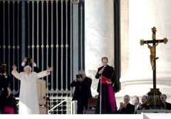 Il Papa saluta in piedi i fedeli