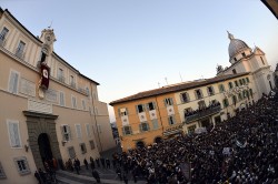 I fedeli riuniti nella piazza di Castelgandolfo per l'ultimo saluto di Benedetto XVI