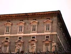 Le finestre chiuse degli appartamenti papali 