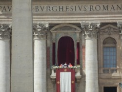 Papa Francesco pronuncia il suo messaggio pasquale dalla loggia centrale della basilica di San Pietro 
