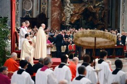 Papa Francesco presiede l'adorazione eucaristica in San Pietro