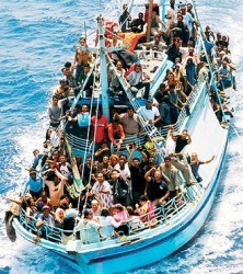Un barcone di immigrati a Lampedusa