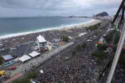 L'immensa folla che ha seguito la Messa sulla spiaggia di Copacabana