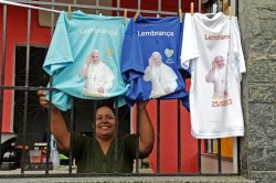 La gente si prepara ad accogliere il Papa nella favela di Varginha