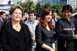 Hanno partecipato alla funzione conclusiva (da sx) anche la presidente del Brasile Dilma Rousseff, la presidente dell'Argentina Cristina Fernandez e il presidente della Bolivia Evo Morales