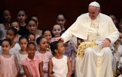 Papa Francesco a Rio de Janeiro con un gruppo di bambini 