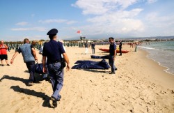 I soccorsi ai migranti sbarcati a Catania 