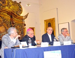 Il tavolo dei relatori: da sinistra Zanotti, mons. Gristina, mons. Staglianò, prof. Vecchio 