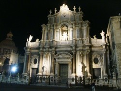 Immagine notturna del Duomo di Catania