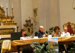 I relatori della Tavola rotonda: l'assessore Sgarlata, l'Arcivescovo Gristina, Michela Giuffrida (la giornalista che ha fatto da moderatrice), e padre Signorello