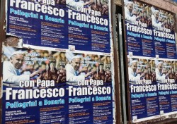 Manifesti della visita del Papa lungo le strade di Cagliari