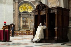 Papa Francesco si accosta in San Pietro al sacramento della penitenza