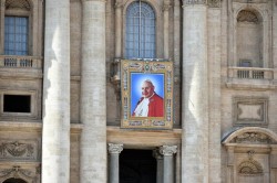Lo stendardo di Giovanni XXIII in piazza San Pietro