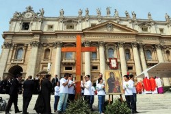 La croce della GMG e l'icona della Madonna di Czestochova in piazza San Pietro 