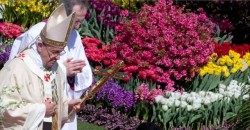 Papa Francesco durante la Messa di Pasqua in piazza San Pietro 