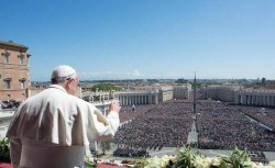 Papa Francesco affacciato dalla loggia centrale della basilica di San Pietro saluta la folla 
