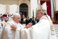 Il fraterno abbraccio tra Papa Francesco e Benedetto XVI, papa emerito