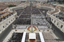 Piazza San Pietro e via della Conciliazione stracolmi di fedeli durante la cerimonia 
