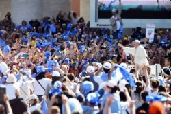 Papa Francesco in giro tra la folla