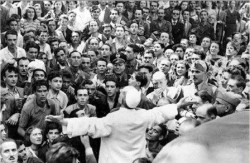 Papa Pio XII nel quartiere romano di San Lorenzo dopo i bombardamenti del 19 luglio 1943