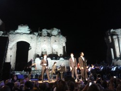 I tre artisti si esibiscono  nel suggestivo teatro Antico di Taormina