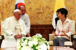 Papa Francesco accolto dalla Presidente della Repubblica di Corea, Park Geun-hye 