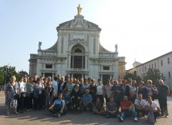 I pellegrini e la basilica di Santa Maria degli Angeli (Assisi)