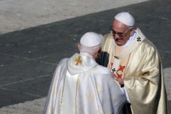 Il saluto tra Papa Francesco e Benedetto XVI