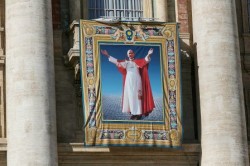 L'immagine del nuovo beato, Papa Paolo VI, campeggia sulla facciata della basilica di San Pietro