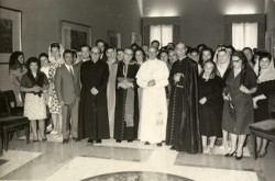 Paolo VI con il gruppo dei Laureati Cattolici, dopo l’udienza in Vaticano; alla sua sinistra l'assistente nazionale mons. Emilio Guano 