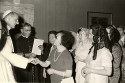 Momenti di colloquio, mano nella mano, tra Paolo VI e Anna Bella 
