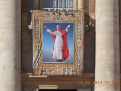L'effigie del neo-beato esposta sulla facciata della basilica di S. Pietro