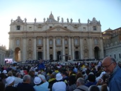 Piazza San Pietro stracolma per la veglia di preghiera
