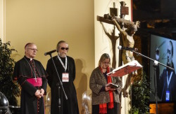 Il momento della preghiera ecumenica. Da sin.: mons. Galantino, padre Blatinskij e la pastora Tomassoni