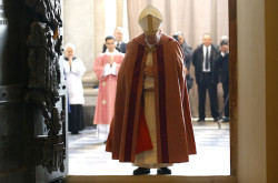 Papa Francesco varca la soglia della Porta Santa in San Giovanni in Laterano