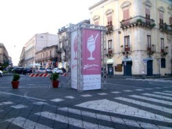 Il totem della manifestazione installato in piazza Duomo