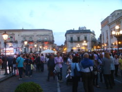 Piazza Duomo affollata durante la "Nivarata" 