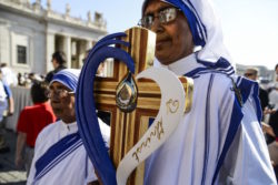 La reliquia di Madre Teresa viene portata in processione all'altare