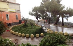 La ripristinata corona del rosario nella piazza del Santuario di Vena