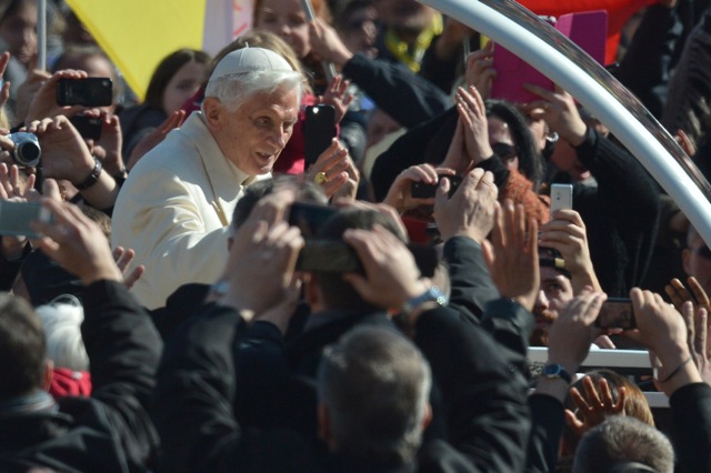 Benedetto XVI in piazza San Pietro per l'ultima udienza pubblica 