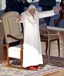 Il Papa saluta la folla