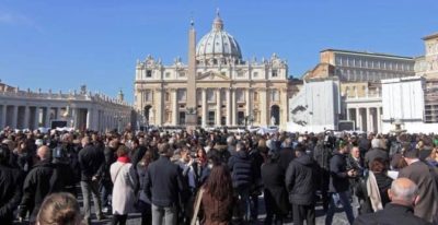 L’ultima udienza di Benedetto XVI. Un fiume di folla accorre ad abbracciarlo