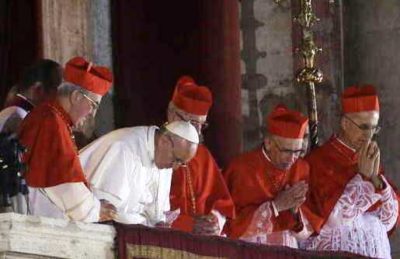 Il nuovo Papa. Chinato dinanzi al popolo, un gesto che ha scioccato il mondo