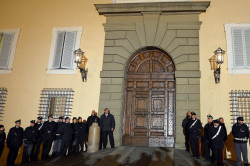 Il portone chiuso del palazzo apostolico di Castelgandolfo