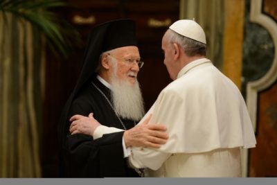 Papa Francesco. L’abbraccio ai “delegati fraterni” delle altre confessioni religiose