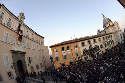 Benedetto XVI ora è Papa emerito: un di qua e un di là – sulla soglia della storia