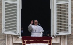 Papa Francesco saluta la folla dalla finestra del suo studio