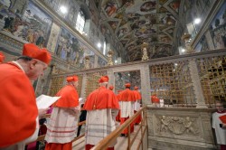 I cardinali entrano in processione nella cappella Sistina per il Conclave 