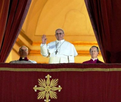 Il nuovo Papa. Primo incontro con i giornalisti: “un ruolo indispensabile” e una inedita benedizione silenziosa